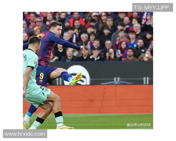 莱万回归诺坎普对阵拜仁引发球迷愤怒：昔日英雄为何如此忘恩负义